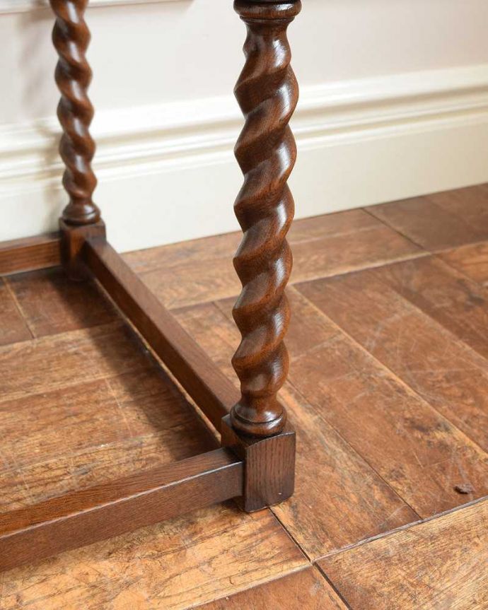 アンティーク風の家具 アンティーク風 アンティーク風 サイドテーブル。女性1人でラクラク運べちゃう仕掛けHandleの家具は、脚の裏にフェルトキーパーをお付けしています。(y-106-f)