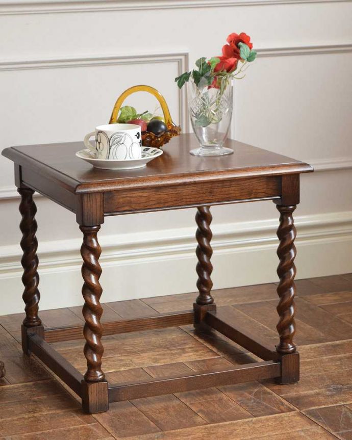 アンティーク風の家具 アンティーク風 アンティーク風 サイドテーブル。やっぱり目立っちゃう女性らしいツイスト脚ツイスト脚のテーブルはアンティークのデザインの定番中の定番。(y-106-f)