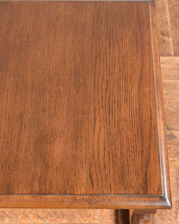 アンティーク風の家具 アンティーク風 アンティーク風 サイドテーブル。近づいて見てみると、天板はこんな感じです。(y-106-f)