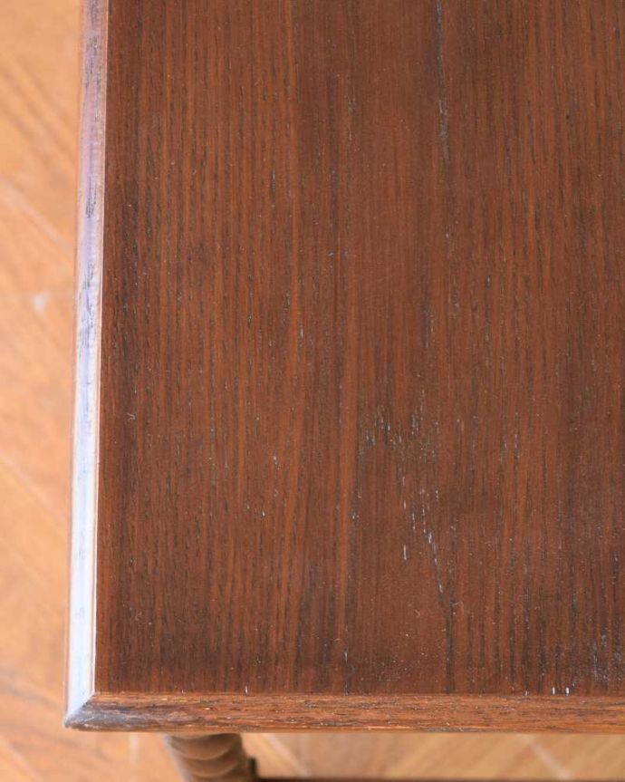 アンティーク風の家具　アンティーク風　アンティーク風のネストテーブル（テーブル３台セット）。天板も木目がとってもキレイです。(y-107-f)