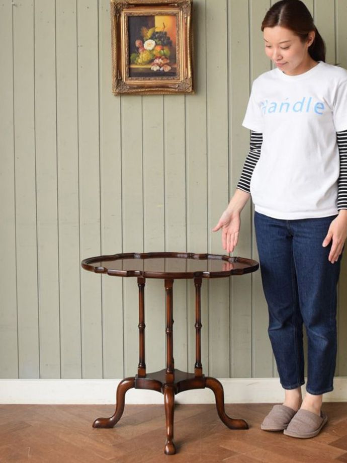 アンティーク風のサイドテーブル