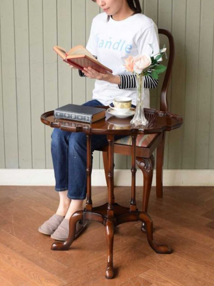 アンティーク風のオケージョナルテーブル