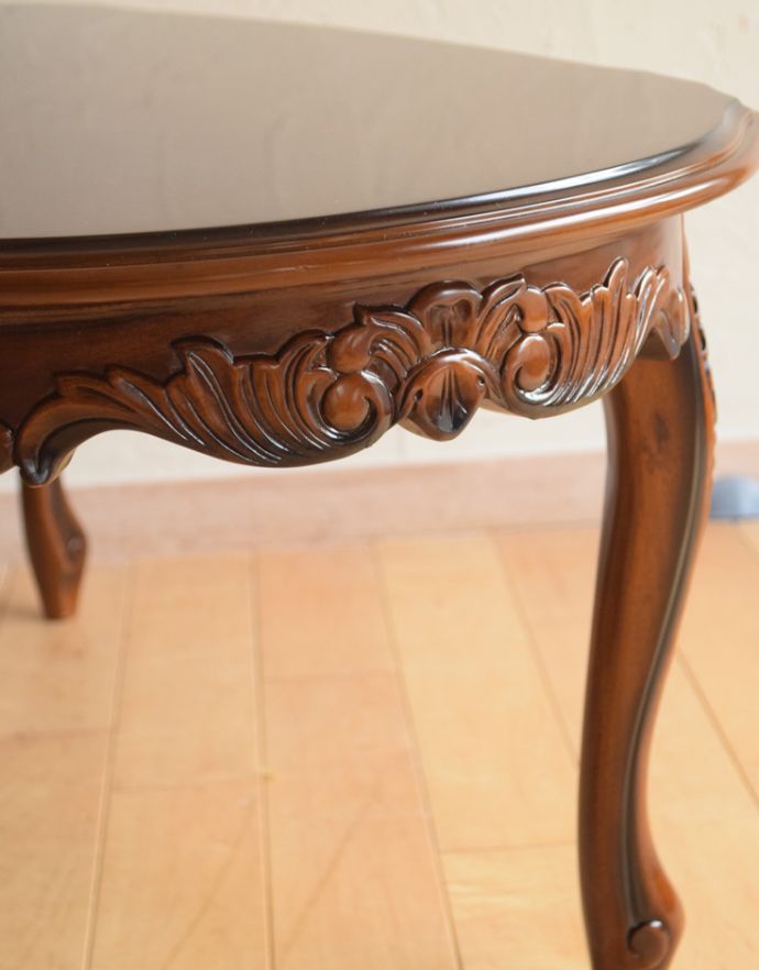 アンティーク風のおしゃれなセンターテーブル