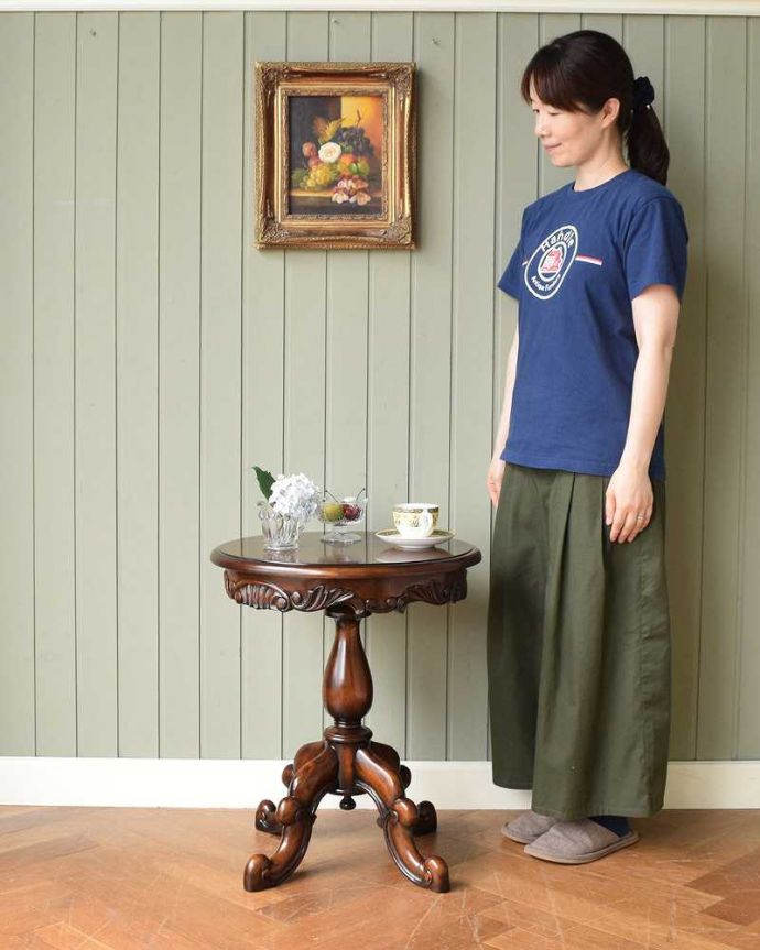 アンティーク風のオケージョナルテーブル