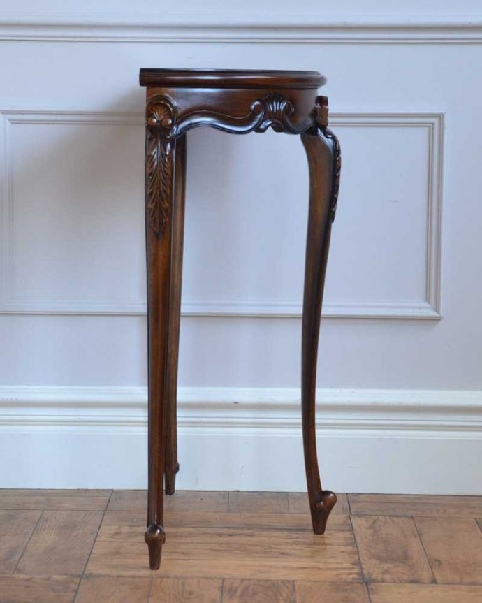 アンティーク風家具の横