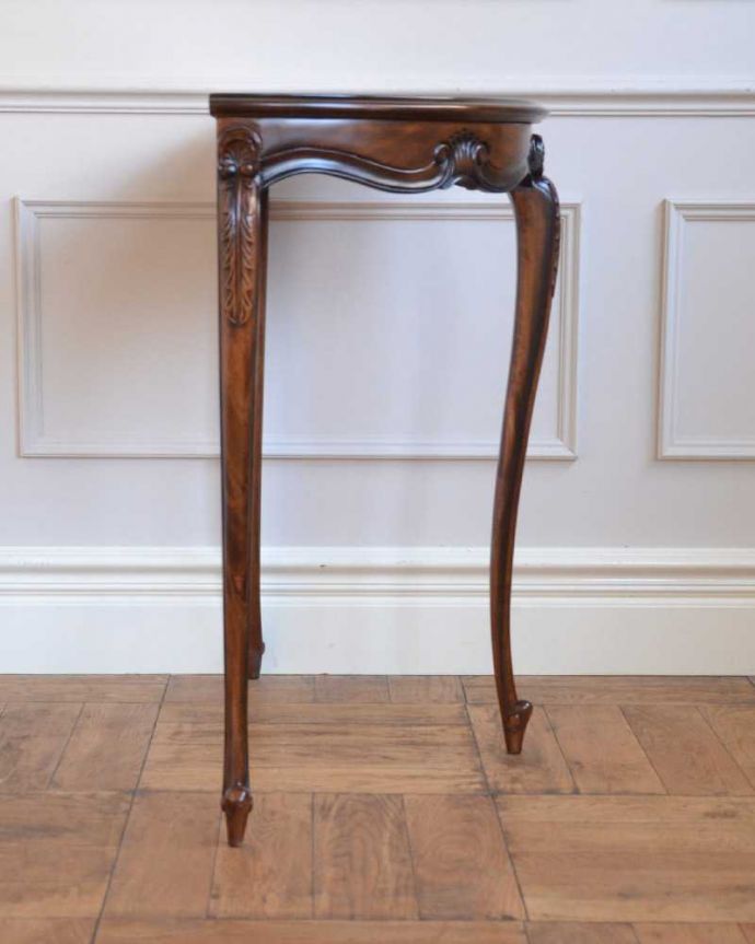 アンティーク風家具の横