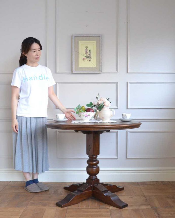 英国らしい一本足のテーブル