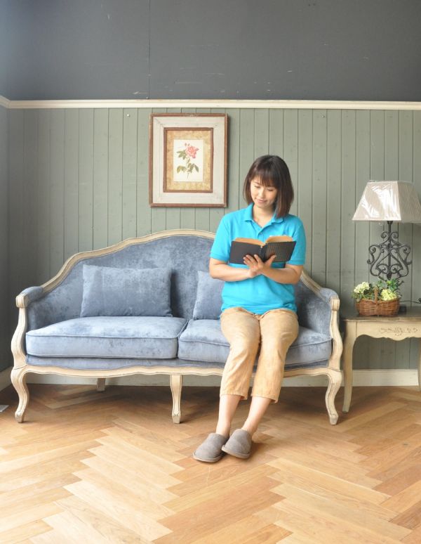 アンティーク風の椅子　アンティーク風　アンティーク風の布張りソファ、大人２〜３人で使える美しいソファ。ふかふかで長い時間座っても疲れません。(y-118-c)