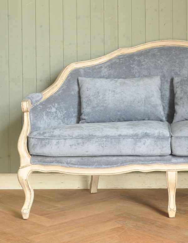 アンティーク風の椅子　アンティーク風　アンティーク風の布張りソファ、大人２〜３人で使える美しいソファ。読書をしたり、映画鑑賞をしたり・・・いろんなくつろぎのシーンに活躍してくれます。(y-118-c)