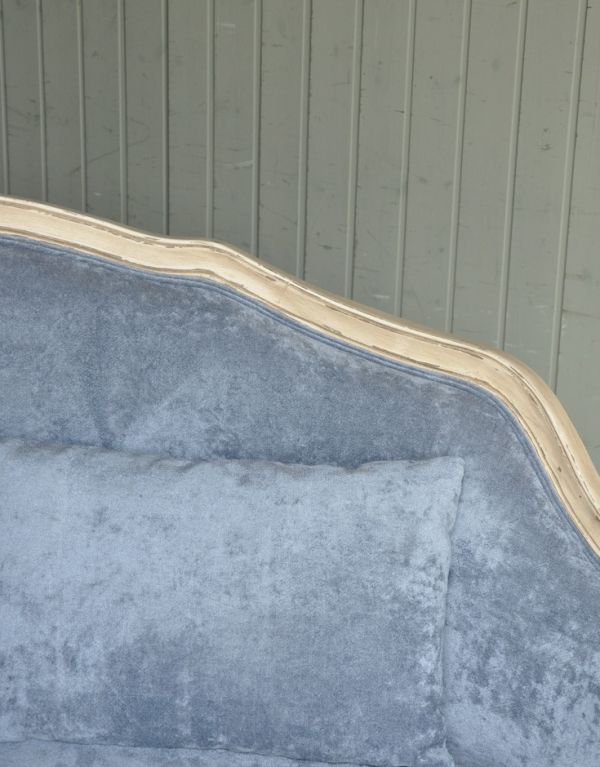 アンティーク風の椅子　アンティーク風　アンティーク風の布張りソファ、大人２〜３人で使える美しいソファ。背もたれにもクッションがありますので、よしかかったときも心地よく受け止めてくれます。(y-118-c)