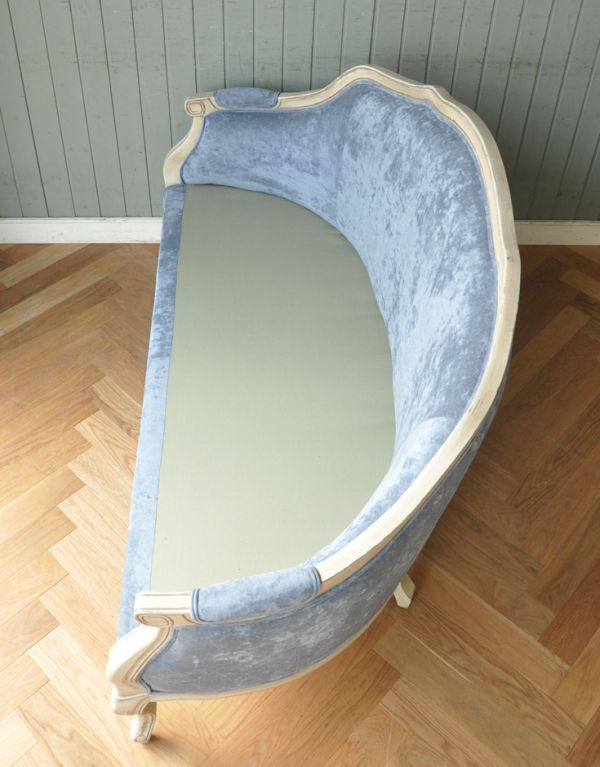 アンティーク風の椅子　アンティーク風　アンティーク風の布張りソファ、大人２〜３人で使える美しいソファ。座クッションが簡単に外せるので、お掃除しやすく清潔に保てます。(y-118-c)