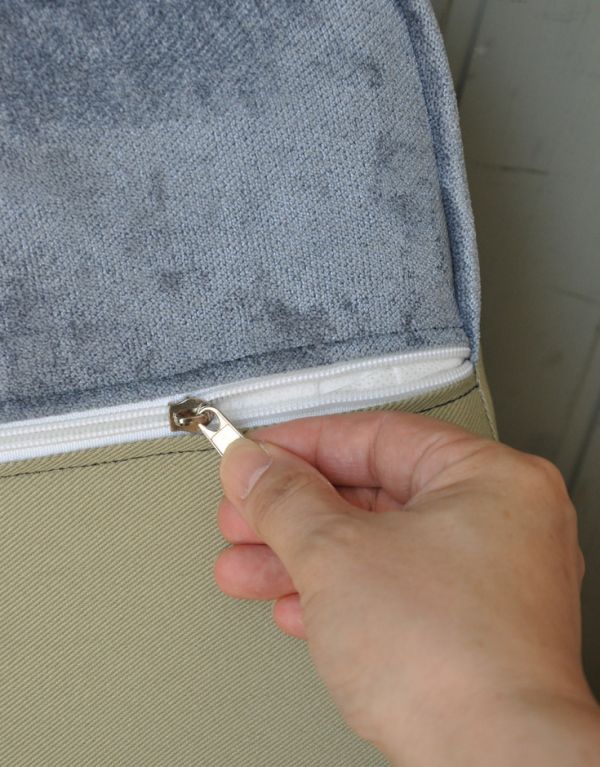 アンティーク風の椅子　アンティーク風　アンティーク風の布張りソファ、大人２〜３人で使える美しいソファ。座クッションと腰あてのクッションにチャックがあります。(y-118-c)