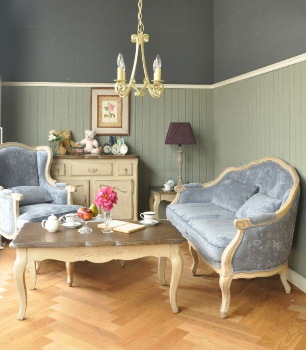 アンティーク風の椅子　アンティーク風　アンティーク風の布張りソファ、大人２〜３人で使える美しいソファ。お揃いのアイテムを使って、リビングをイメージしたスタイリングをつくってみました。(y-118-c)