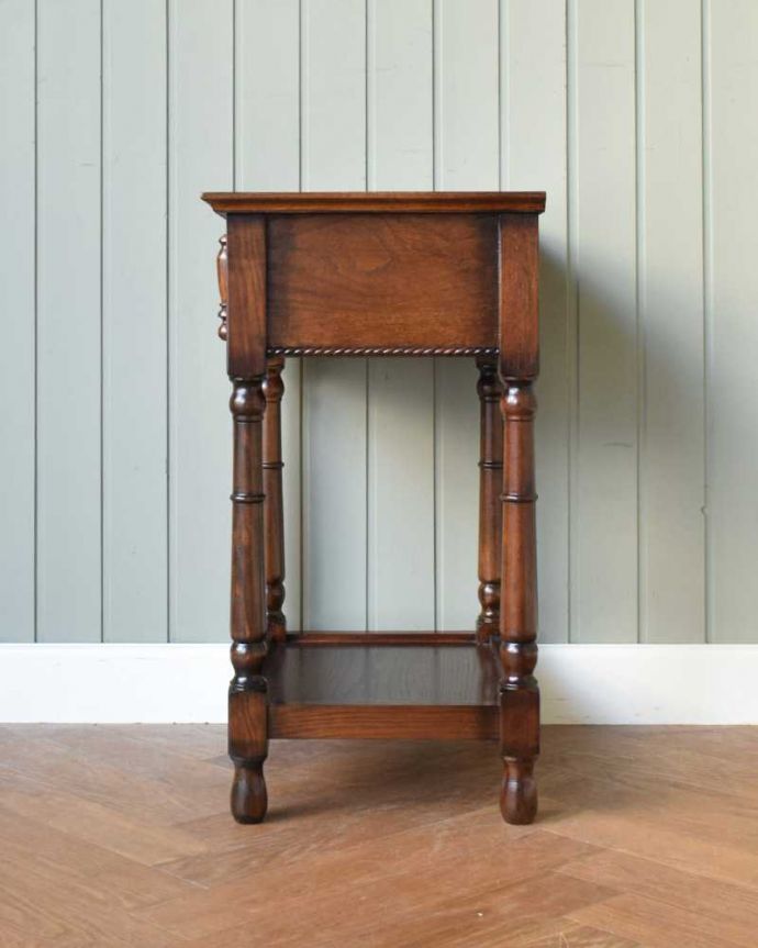 アンティーク風家具の横