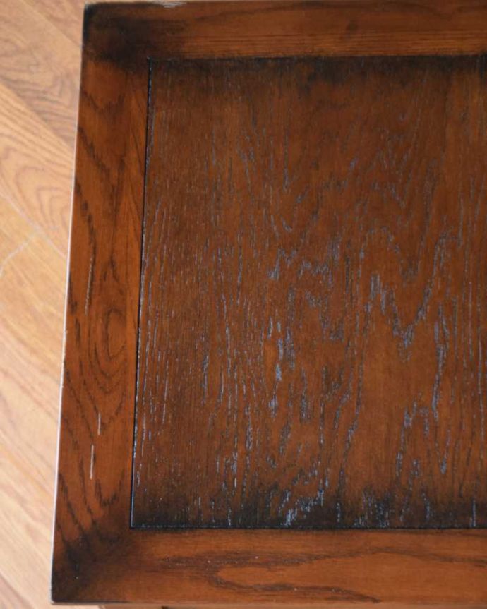 テーブルの天板の木目