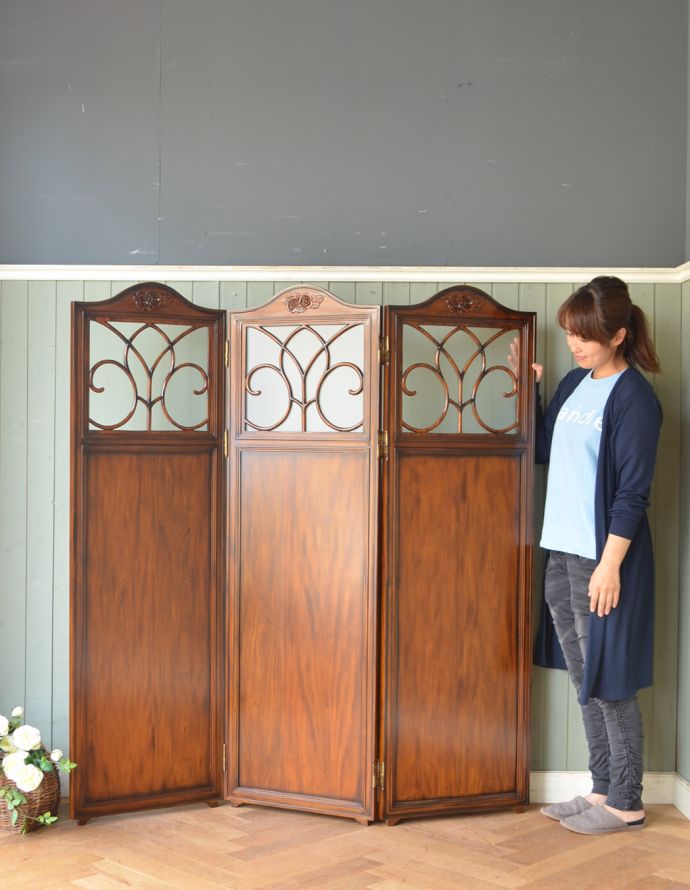 アンティーク風の家具 アンティーク風 アンティーク風 のパーテーション、間仕切りに使えて便利な屏風。見た目がおしゃれなパーテーション(屏風)アンティーク風のデザインで仕上げた木製の間仕切り家具、パーテーションは、どこにでも置けてちょっとした間仕切りに使えて便利です。(y-120-f)