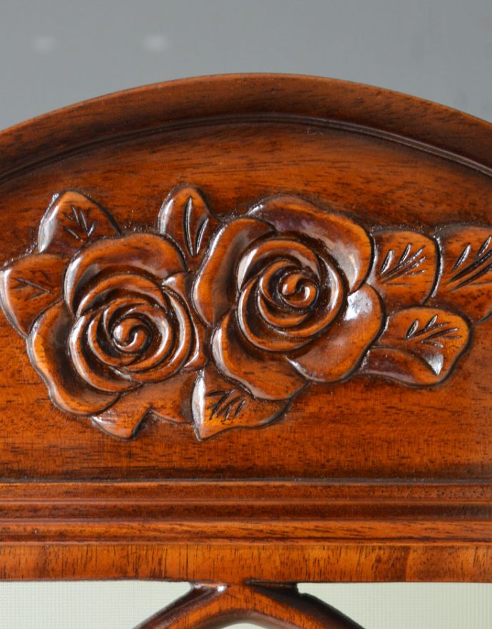 アンティーク風の家具 アンティーク風 アンティーク風 のパーテーション、間仕切りに使えて便利な屏風。可愛い薔薇の彫が入っていますトップの部分には美しい薔薇の模様の彫が。(y-120-f)