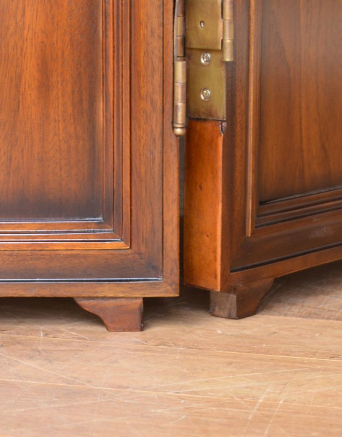 アンティーク風の家具 アンティーク風 アンティーク風 のパーテーション、間仕切りに使えて便利な屏風。持ち上げなくても移動できます!Handleの家具は、脚の裏にフェルトキーパーをお付けしていますので、持ち上げなくても床を滑らせて移動させることが出来ます。(y-120-f)