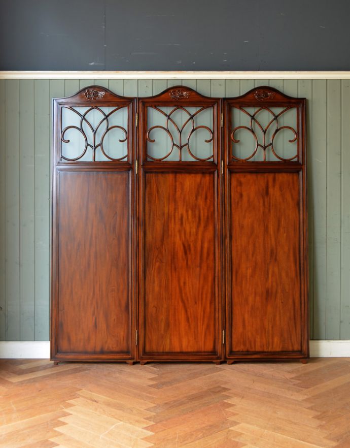 アンティーク風の家具 アンティーク風 アンティーク風 のパーテーション、間仕切りに使えて便利な屏風。広げるとこんな感じですどちらの方向にも折りたたむことのできる丁番が付いています。(y-120-f)