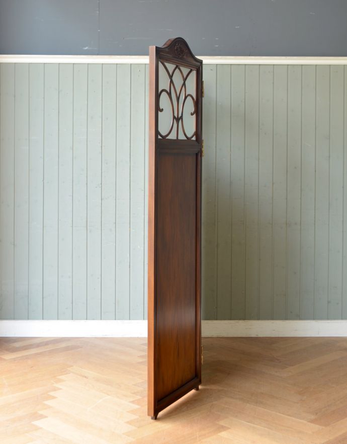 アンティーク風の家具 アンティーク風 アンティーク風 のパーテーション、間仕切りに使えて便利な屏風。横から見てもキレイですもちろん、横顔だってキレイ!どこから見ても絵になります。(y-120-f)