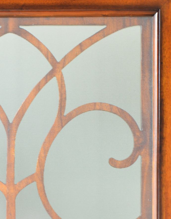 アンティーク風の家具 アンティーク風 アンティーク風 のパーテーション、間仕切りに使えて便利な屏風。ガラス入り美しい透かし彫りの部分には、ガラスが入っています。(y-120-f)