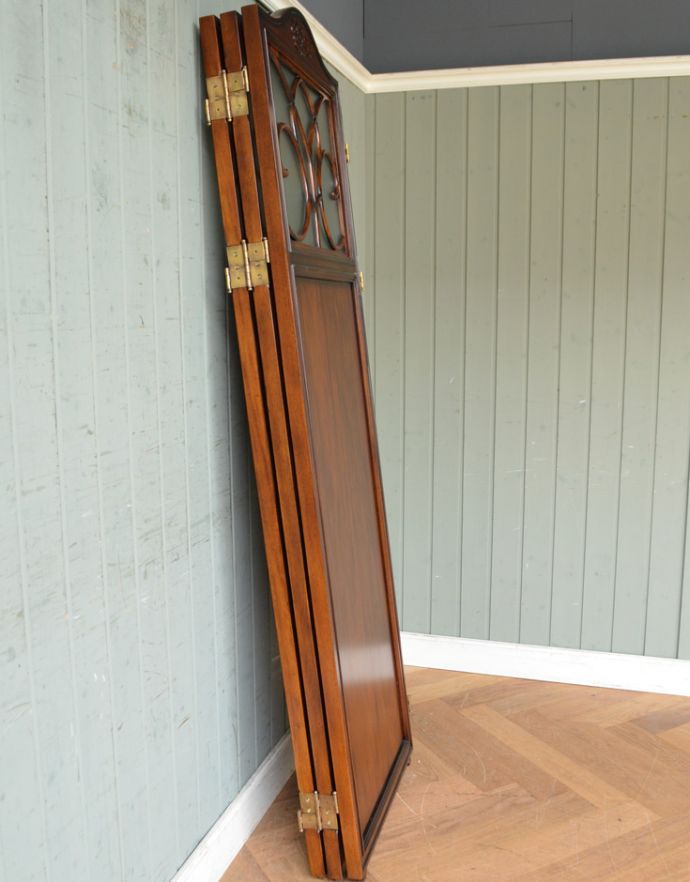 アンティーク風の家具 アンティーク風 アンティーク風 のパーテーション、間仕切りに使えて便利な屏風。畳めばコンパクト使わないときは折り畳めば、こんなにコンパクト。(y-120-f)