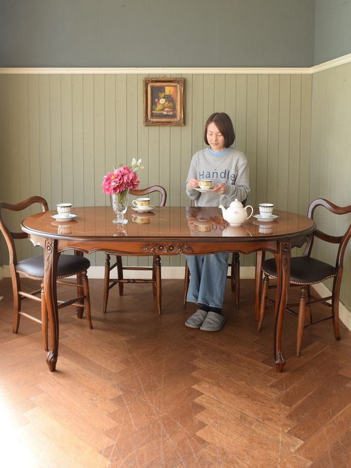 アンティーク風のおしゃれなテーブル