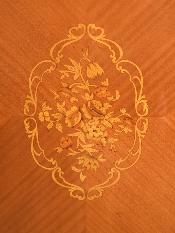 アンティーク風テーブルの装飾