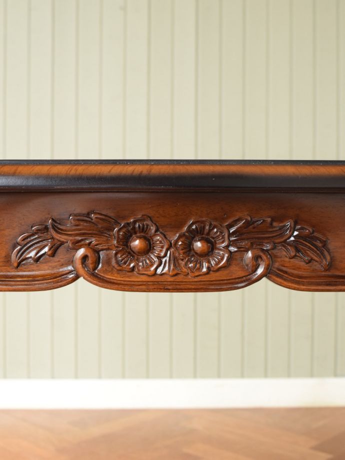 アンティーク風家具の装飾