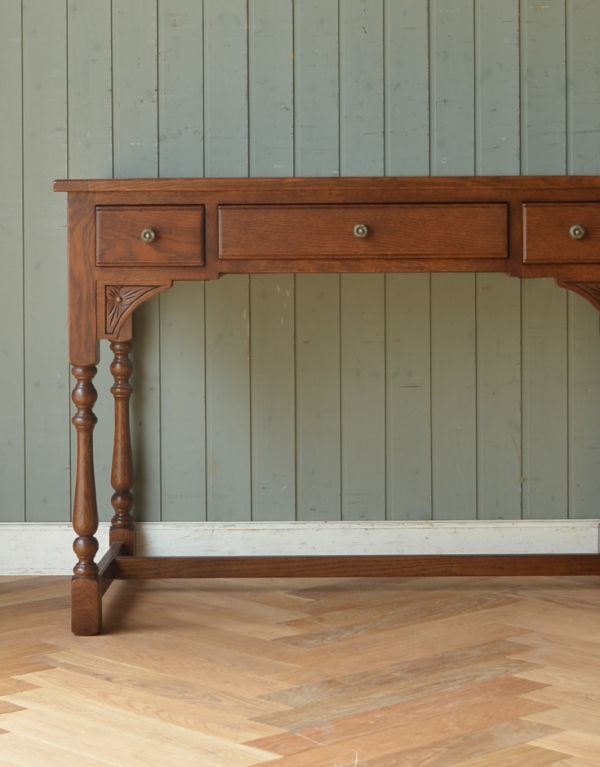 デスク（学習机）　アンティーク風　大人っぽい英国スタイルのアンティーク風家具、オールドチャームの彫がキレイなデスク（机）。仕事している時間も、もっとカッコよくここに座るだけで、なんだかちょっとカッコよくなった気分。(y-139-f)