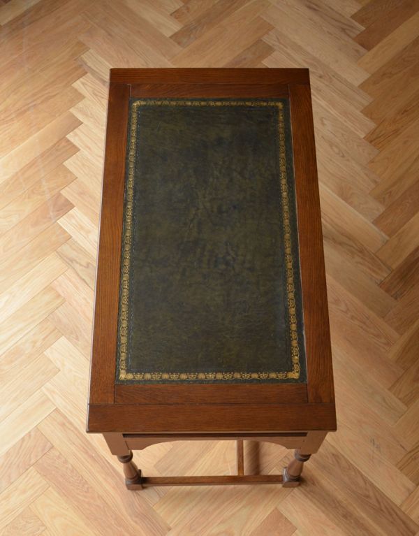 デスク（学習机）　アンティーク風　大人っぽい英国スタイルのアンティーク風家具、オールドチャームの彫がキレイなデスク（机）。天板を上から見ると天板に使われている木目もキレイです。(y-139-f)