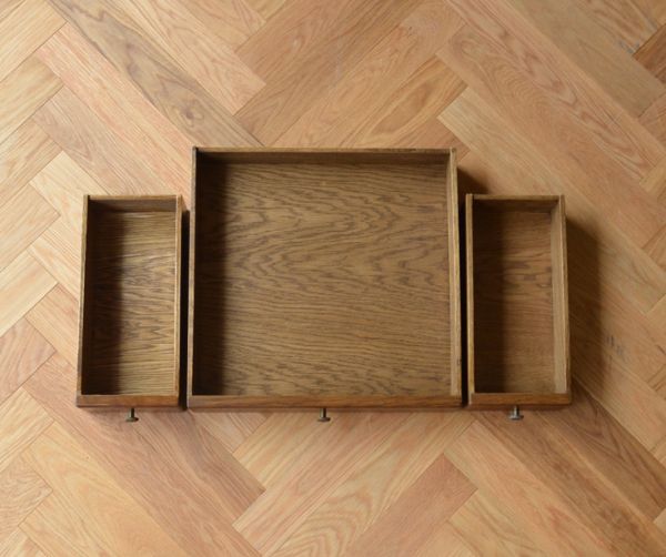 デスク（学習机）　アンティーク風　大人っぽい英国スタイルのアンティーク風家具、オールドチャームの彫がキレイなデスク（机）。あると便利な引き出し付きです筆記用具、いろんなものを収納して使って下さい。(y-139-f)