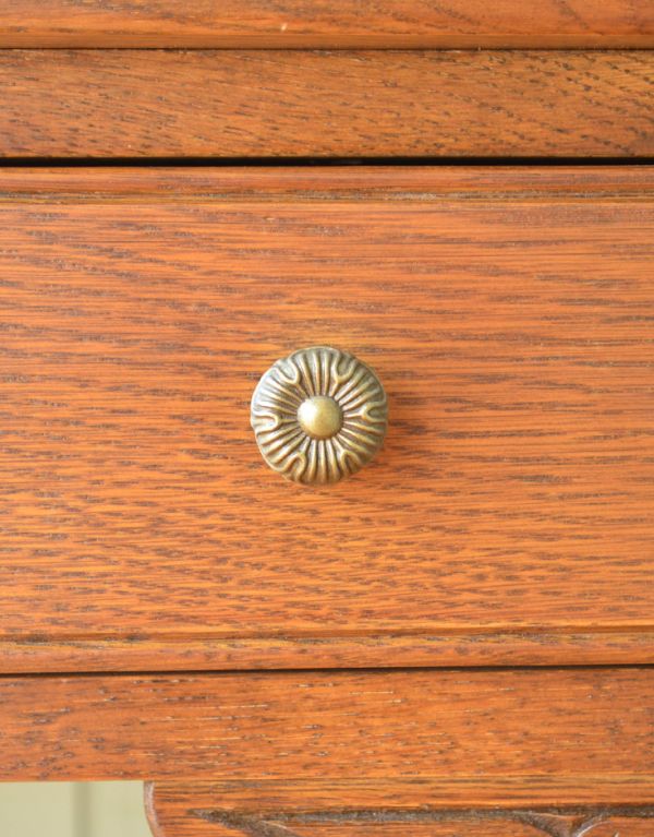 デスク（学習机）　アンティーク風　大人っぽい英国スタイルのアンティーク風家具、オールドチャームの彫がキレイなデスク（机）。小さなパーツにもこだわり扉の取っ手にはかわいい取っ手がちょこんとついています。(y-139-f)