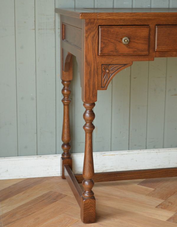 デスク（学習机）　アンティーク風　大人っぽい英国スタイルのアンティーク風家具、オールドチャームの彫がキレイなデスク（机）。持ち上げなくても移動できます！Handleの家具は、脚の裏にフェルトキーパーをお付けしていますので、持ち上げなくても床を滑らせて移動させることが出来ます。(y-139-f)