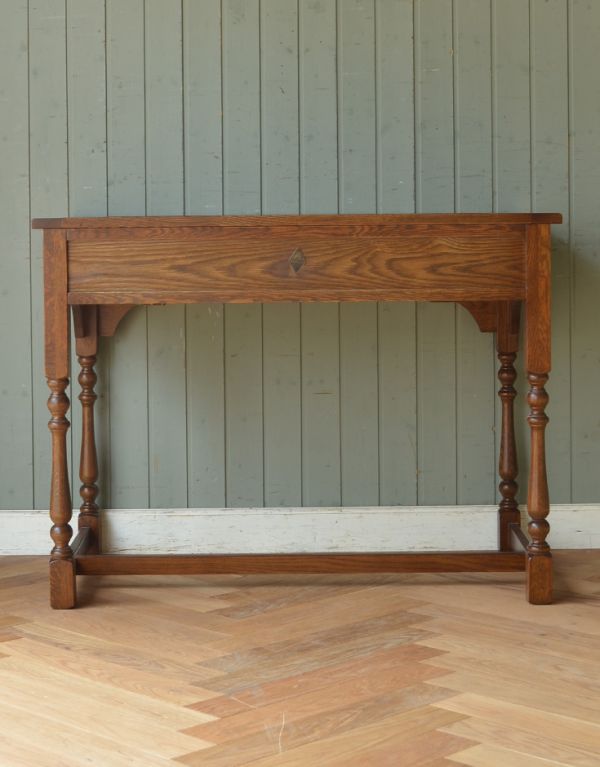 デスク（学習机）　アンティーク風　大人っぽい英国スタイルのアンティーク風家具、オールドチャームの彫がキレイなデスク（机）。後ろ姿も見て下さい裏側もキチンと仕上がっています。(y-139-f)