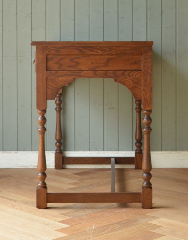 デスク（学習机）　アンティーク風　大人っぽい英国スタイルのアンティーク風家具、オールドチャームの彫がキレイなデスク（机）。横から見てもキレイですもちろん、横顔だってキレイ！どこから見ても絵になります。(y-139-f)