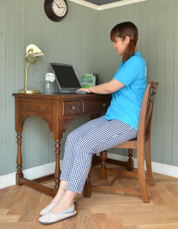 デスク（学習机）　アンティーク風　大人っぽい英国スタイルのアンティーク風家具、オールドチャームの彫がキレイなデスク（机）。英国らしい雰囲気が漂う大人のデスク材質もデザインもこだわってデザインされているのでアンティークに負けないほど雰囲気たっぷりです。(y-139-f)