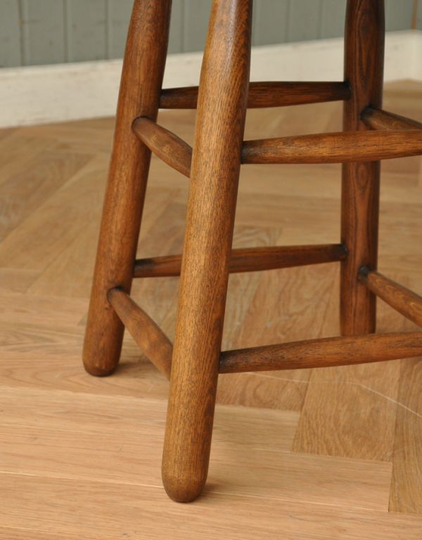 アンティーク風の椅子 アンティーク風 英国スタイルのクッション付、アンティーク風 スツール(緑)。男性の方でも安心してお掛けください。(y-110-c)