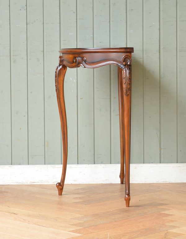 アンティーク風家具の横