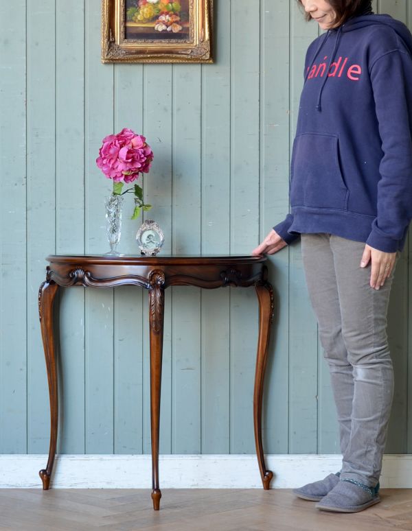 アンティーク風のコンソールテーブル