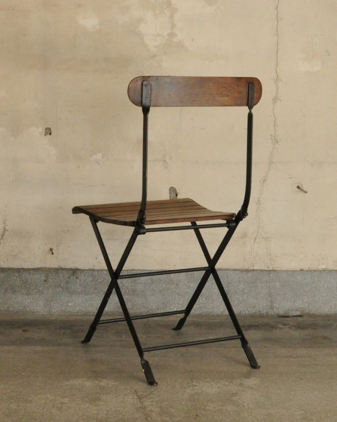 アンティーク風の椅子　アンティーク風　お庭やテラスを彩るアンティーク風の折りたたみガーデンチェア。後ろから見ると･･･しっかり造りこんであるので、後ろ姿もおしゃれなんです。(y-147-c)