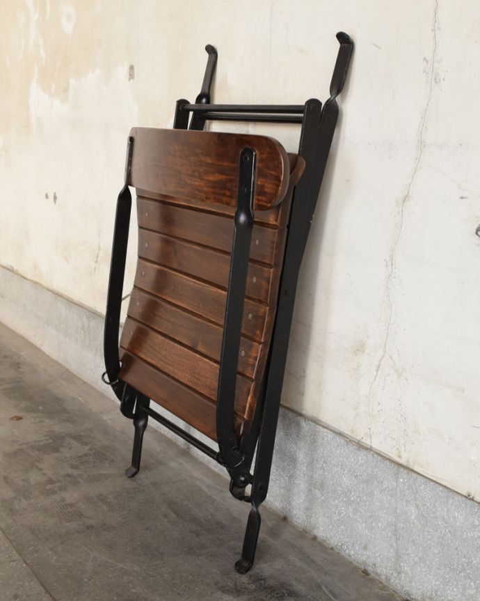 アンティーク風の椅子　アンティーク風　お庭やテラスを彩るアンティーク風の折りたたみガーデンチェア。折り畳み出来ます使わない時は折り畳めるので収納場所もとりません。(y-147-c)