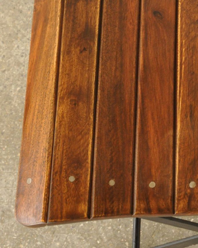 アンティーク風の椅子　アンティーク風　お庭やテラスを彩るアンティーク風の折りたたみガーデンチェア。近づいてみると･･･天然木なので、一つ一つ木目が違っているのでご了承下さい。(y-147-c)