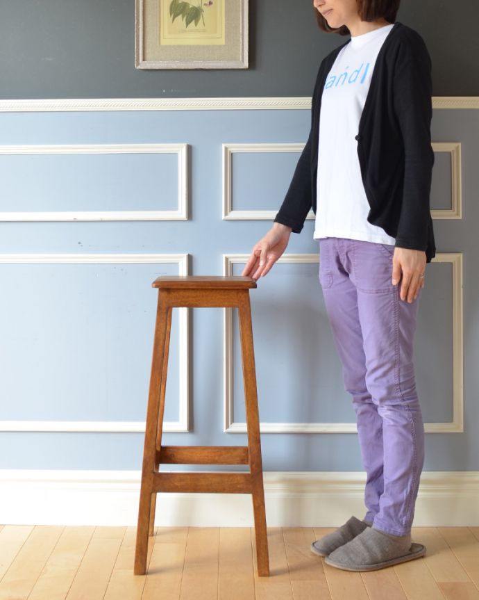 アンティーク風の椅子　アンティーク風　アンティーク風 座面の持ち手もお洒落なアトリエスツール。お家の中の様々シーンで活躍してくれるスツール。(y-148-c)