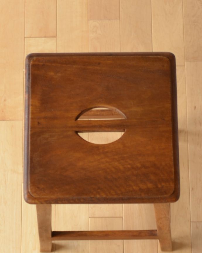 アンティーク風の椅子　アンティーク風　アンティーク風 座面の持ち手もお洒落なアトリエスツール。四角い座面です。(y-148-c)