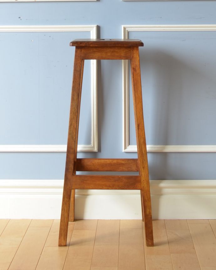 アンティーク風の椅子　アンティーク風　アンティーク風 座面の持ち手もお洒落なアトリエスツール。脚元は、組み脚になっているので、丈夫です。(y-148-c)