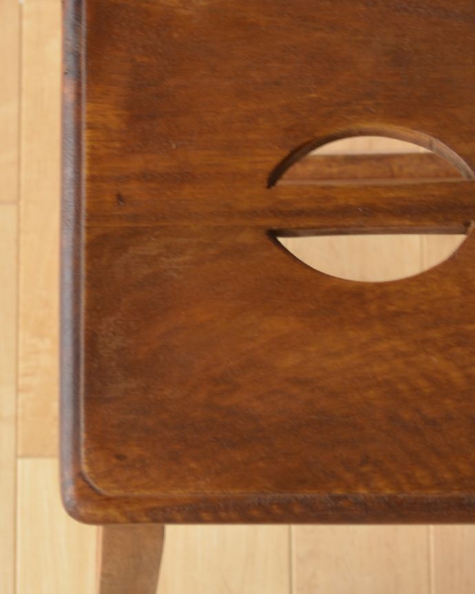 アンティーク風の椅子　アンティーク風　アンティーク風 座面の持ち手もお洒落なアトリエスツール。角が丸くカットされているので、小さなお子さまがいるご家庭でも安心です。(y-148-c)