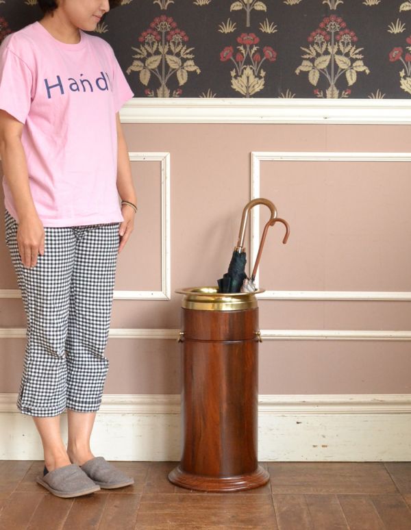 アンティーク風のインテリアアクセサリー　アンティーク風　アンティーク風の家具、木製の傘立て（アンブレララック）。気軽に持ち運びもできる小ぶりな傘立てです。(y-148-f)