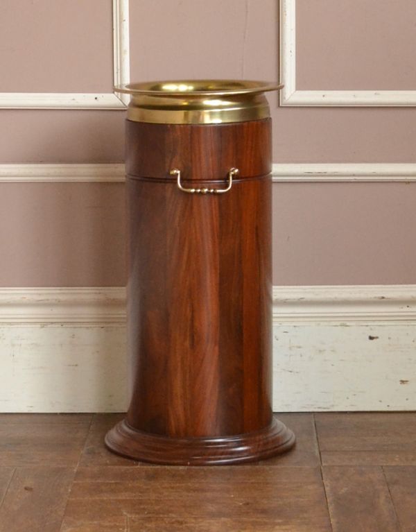 アンティーク風のインテリアアクセサリー　アンティーク風　アンティーク風の家具、木製の傘立て（アンブレララック）。お家に来たお客様が必ず初めて訪れる場所が玄関。(y-148-f)