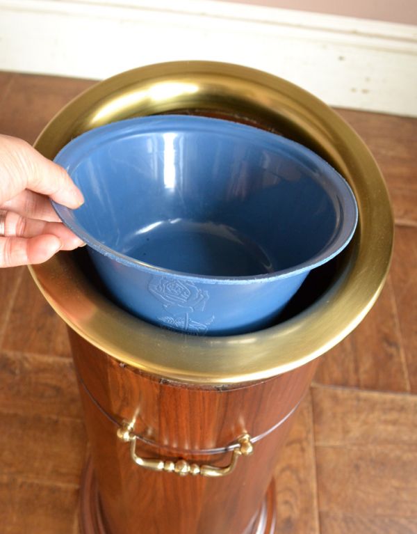 アンティーク風のインテリアアクセサリー　アンティーク風　アンティーク風の家具、木製の傘立て（アンブレララック）。水受けは取り外せるので、お手入れも簡単。(y-148-f)